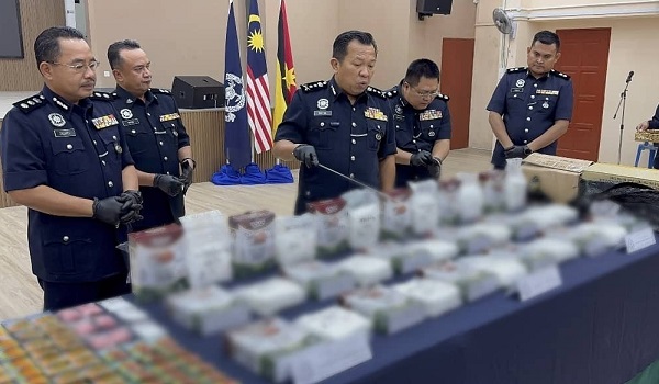 DCP Saifullizan Ishak menunjukkan dadah yang dirampas dalam dua operasi berasingan pada awal bulan lalu